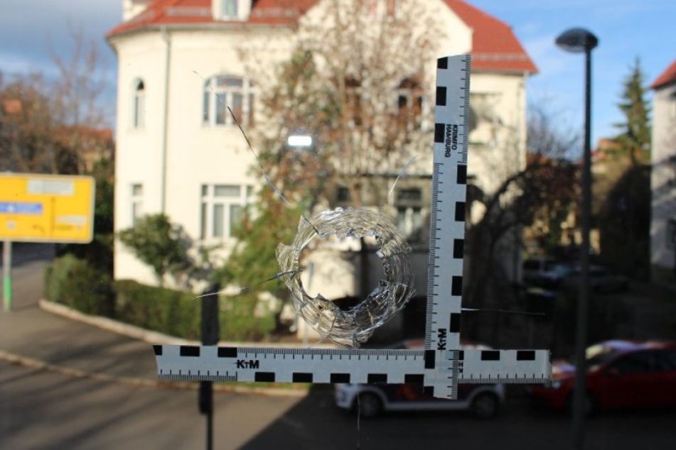 Ein mehrere Zentimeter großes Loch klafft in der Fensterscheibe.