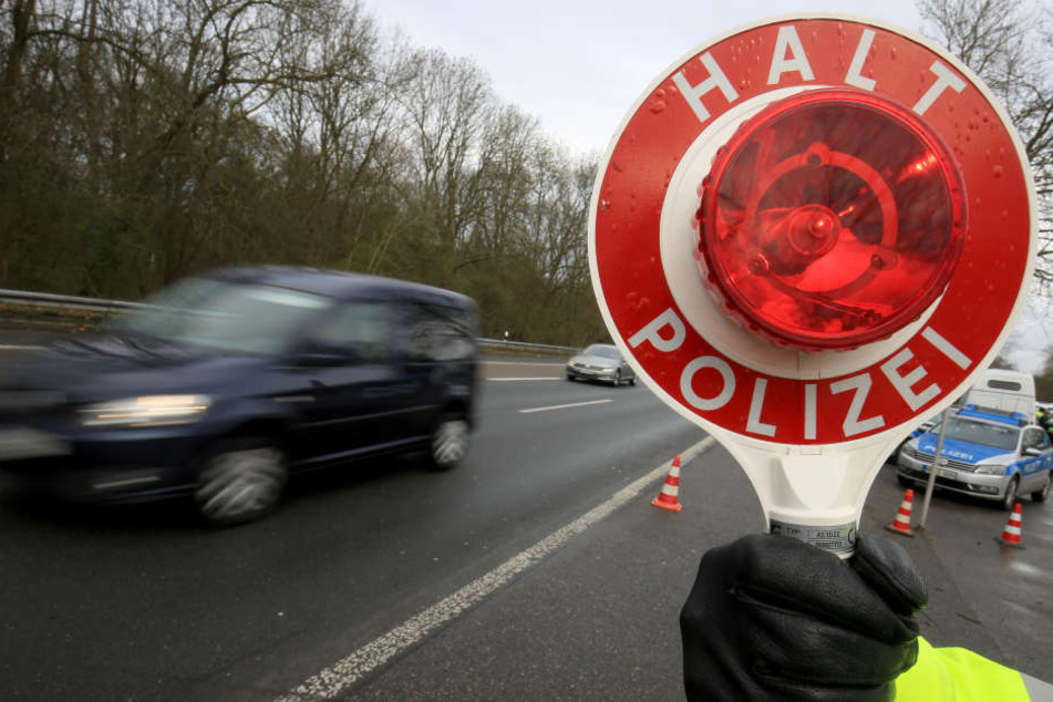 Er wurde mit dem Auto kontrolliert, dann hagelte es Schläge und Tritte für die Polizisten. (Symbolbild)