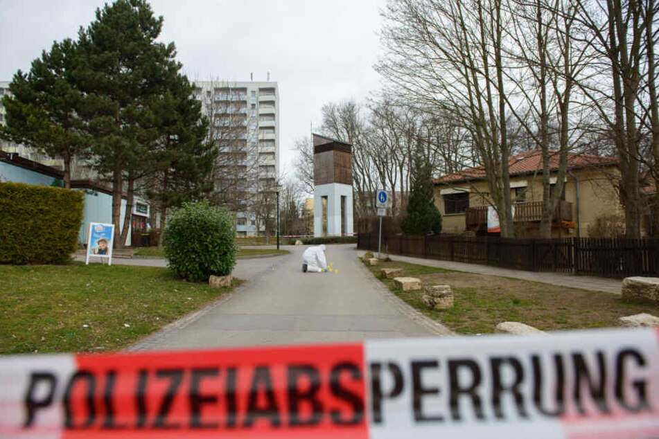 Der 18-Jährige soll auf dem Weg niedergestochnen worden sein.
