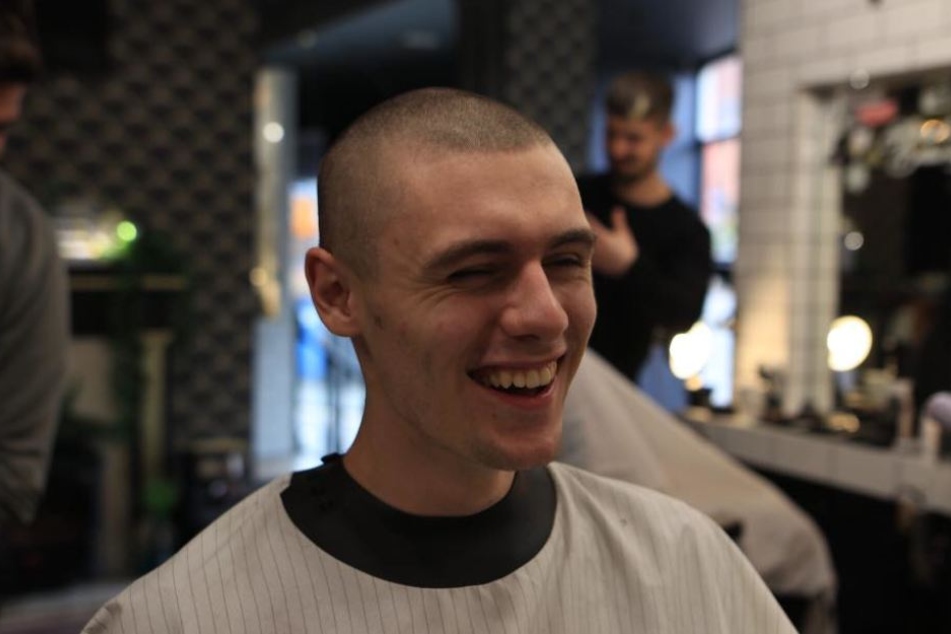 Für 1000 Pfund ließ sich Adrian die Haare für seine Verlobte abrasieren.