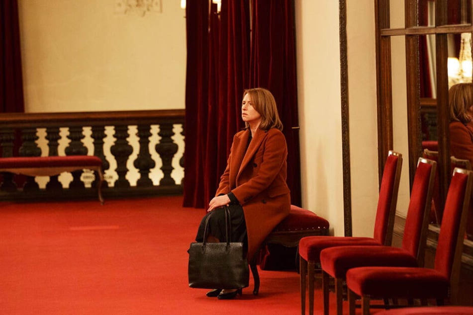...denn irgendwann muss Lara Jenkins (Corinna Harfouch) aus dem Saal. In diesem Moment sucht sie genau die Einsamkeit, die ihr sonst oft zu schaffen macht.