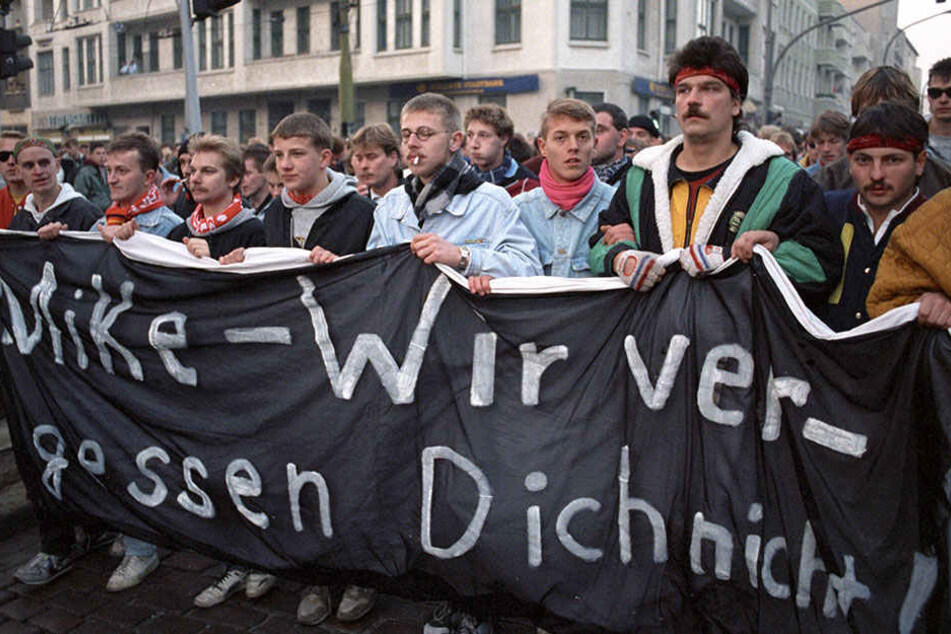 Kurz nach dem schrecklichen Vorfall marschierten Fans in Gedenken an den verstorbenen Mike Polley am 10. November 1990 durch Berlin.