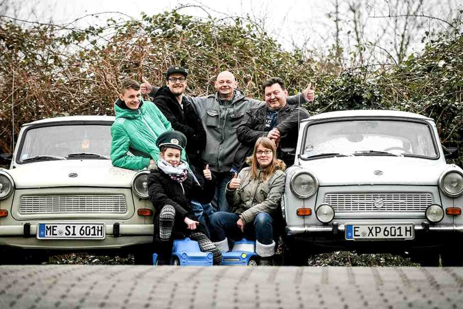 Der Wahl-Essener Frank Borowitza (r.) und die Mitglieder des Trabi-Fanclubs "Die Sachsenringe" aus dem Ruhrpott mit zwei ihrer Lieblinge.