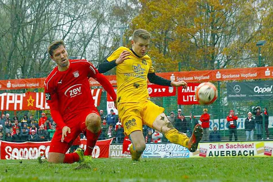 Ronny König (l.) im Zweikampf mit Auerbachs Philipp Müller.