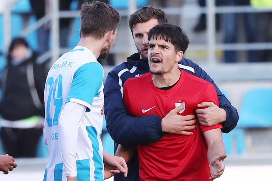 Marcus Hoffmann, der von CFC-Torjäger Dejan Bozic zurückgehalten wird, diskutiert nach Spielende mit Matti Langer (l.). Zuvor hatte Hoffmann beleidigende Äußerungen von sich gegeben und die Rudelbildung ausgelöst