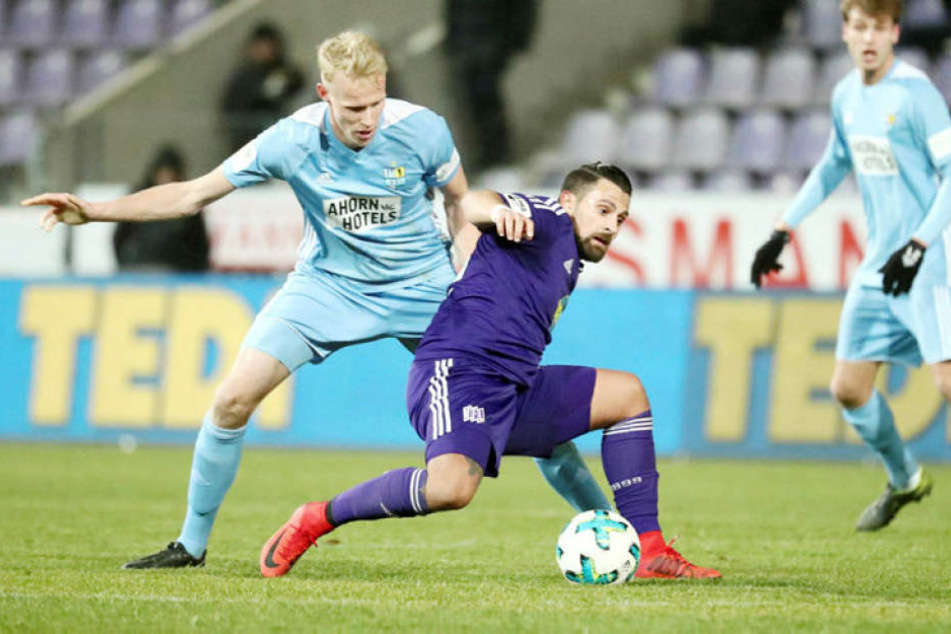 Tom Scheffel (l.) im Zweikampf mit Osnabrück-Stürmer Marcos Alvarez. In der Vorwoche kassierte der CFC eine 1:6-Packung. Läuft es gegen Unterhaching besser?