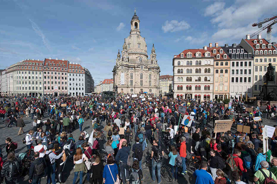 Teilnehmer einer Demonstration stehen mit Schildern und Transparenten auf dem Dresdner Neumarkt vor der Frauenkirche. Die Demonstranten folgen dem Aufruf der Bewegung Fridays for Future und wollen für mehr Klimaschutz kämpfen.