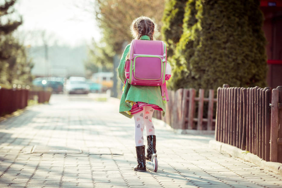 Das Mädchen war mit ihrem Roller auf dem Heimweg von der Schule, als ein Unbekannter sie festhielt.
