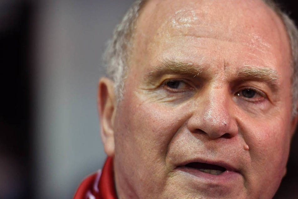 Uli Hoeneß (64) ist superzufrieden mit der Vorstellung seiner Bayern gegen RB.
