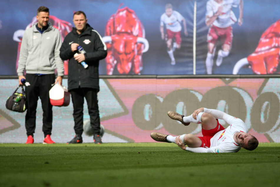 Bitterer Ausfall: Timo Werner verletzte sich nach knapp über einer Stunde am Knöchel, musste humpelnd vom Platz.. Die Teamärzte mussten warten, bis der Schiedsrichter sie zum Verletzten ließ.