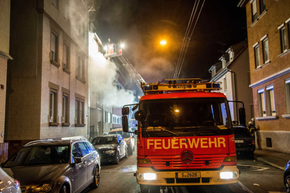 Die Feuerwehr löschte den Brand, lüftete die Wohnungen des Hauses in der Süßener Straße.