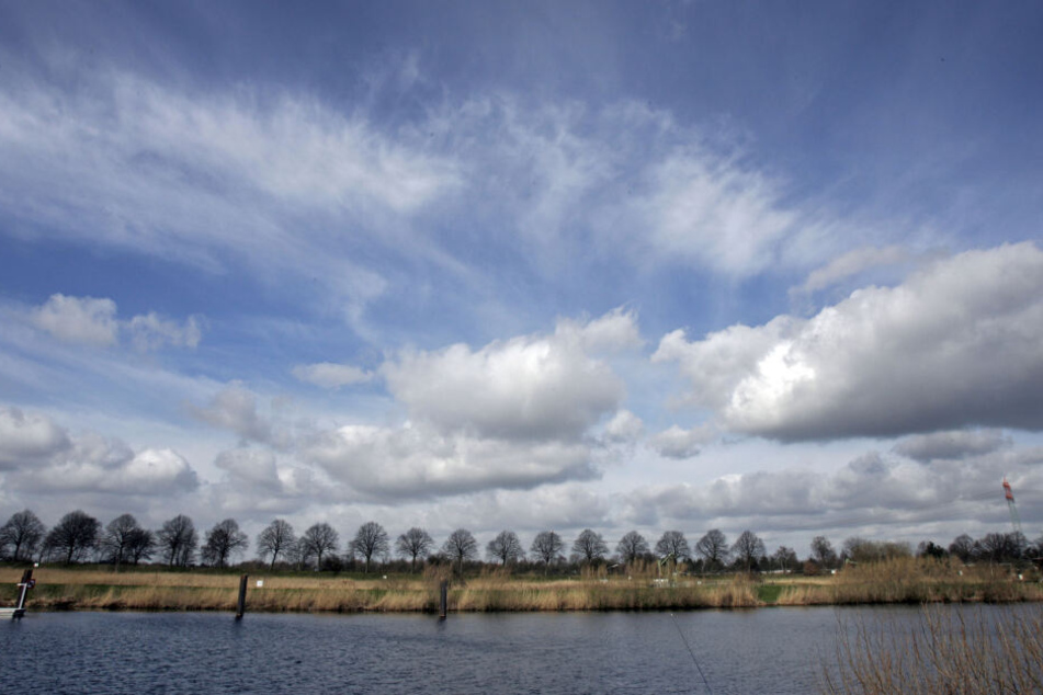 Weiße Wolken ziehen in Hamburg über die Dove-Elbe.