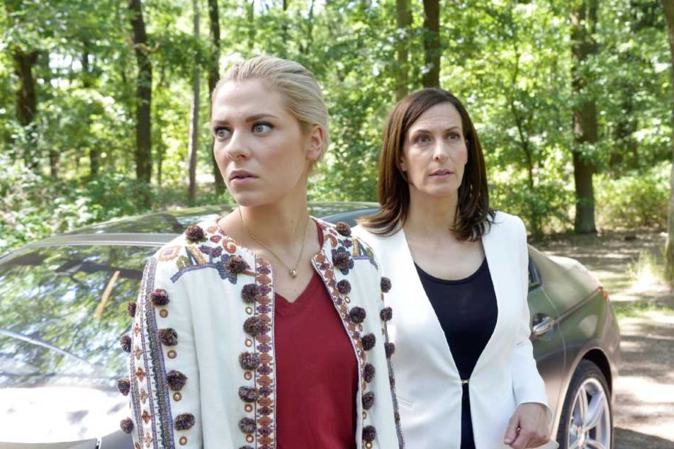 Offenbar können Sunny (l.) und Katrin ihn in letzter Sekunde retten.