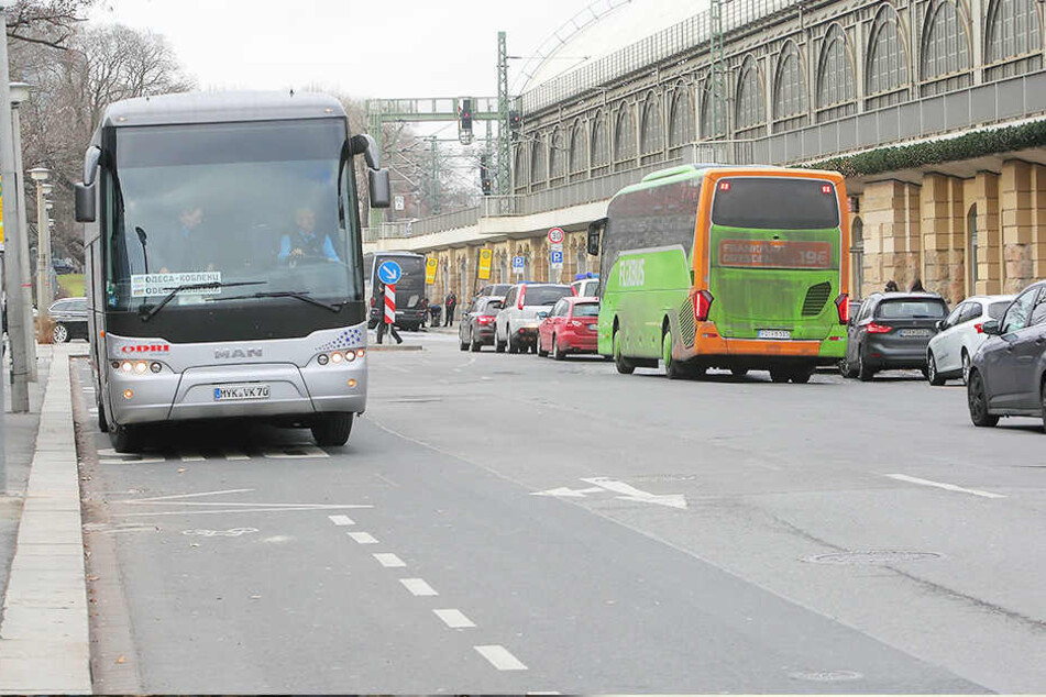 Am Busbahnhof vor dem Dresdner Hauptbahnhof stellte der Vize-Boss der Bundespolizei den Brötchendieb.