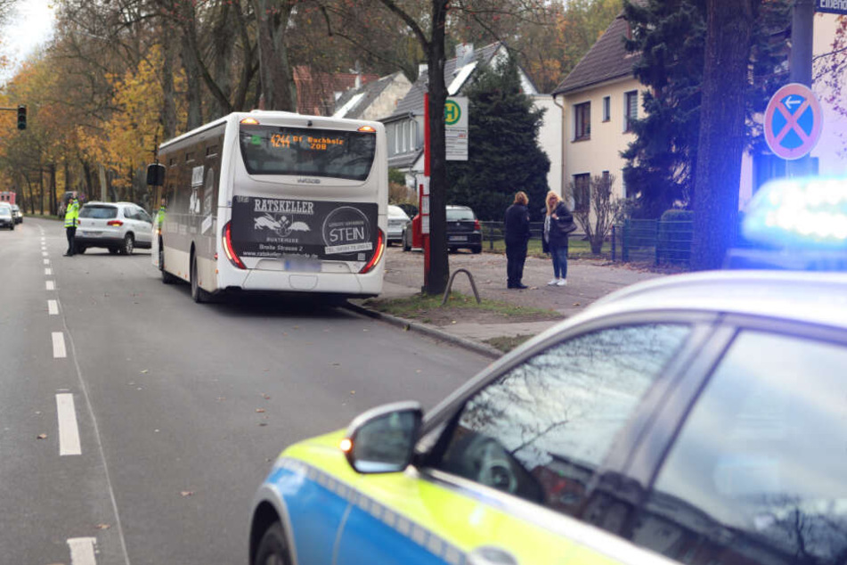 Das Unfallauto ist hinter dem Bus zu sehen.