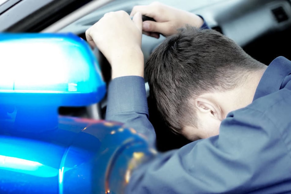 Die Polizeibeamten fanden den Fahrer in seinem Wagen vor.