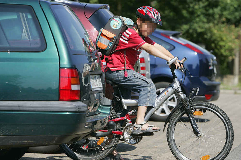 Der Junge brach sich bei dem Unfall den Arm. (Symbolbild)