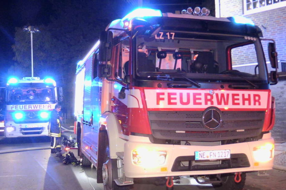 Die Kräfte der Feuerwehr mussten das Wohnhaus komplett räumen.