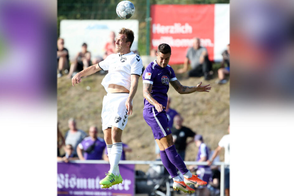 Aues Linksverteidiger Filip Kusic (r.), hier gegen Anders Holvad vom dänischen FC Fredericia, soll nach TAG24-Informationen ausgeliehen werden.