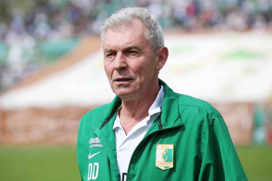 Chemies Trainer Dietmar Demuth (63) will mit seiner Mannschaft auch in der kommenden Saison in der Regionalliga spielen.