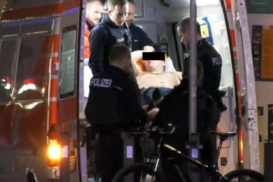 Einer der Männer wurde von einem Schuss getroffen.