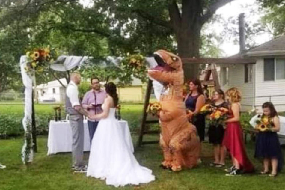 Im Dinosaurierkostüm dürfte noch nie eine Trauzeugin aufgelaufen sein.