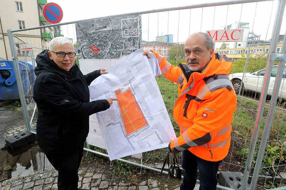 Referatsleiterin Dr. Christiane Hemke (58) vom Landesamt für Archäologie Sachsen und Projektleiter Holm Rotsch (54) von "Rebo Consult" präsentierten gestern den Plan zum Ausgrabungsbeginn.