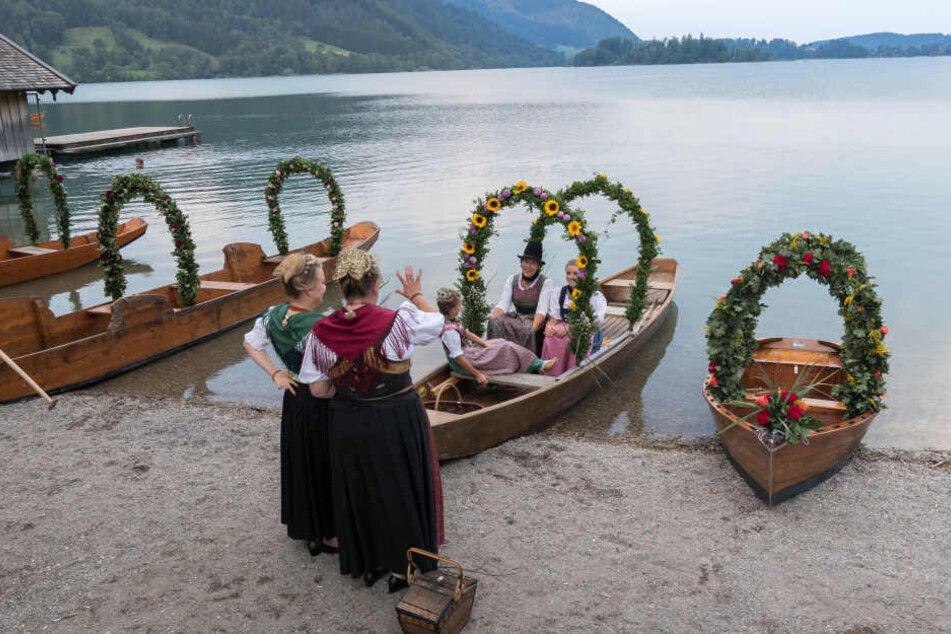 Die Ruderboote sind reich mit Blumen geschmückt.