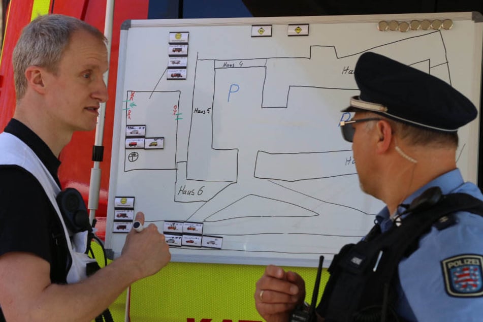 Einsatzkräfte besprechen vor Ort das weitere Vorgehen.