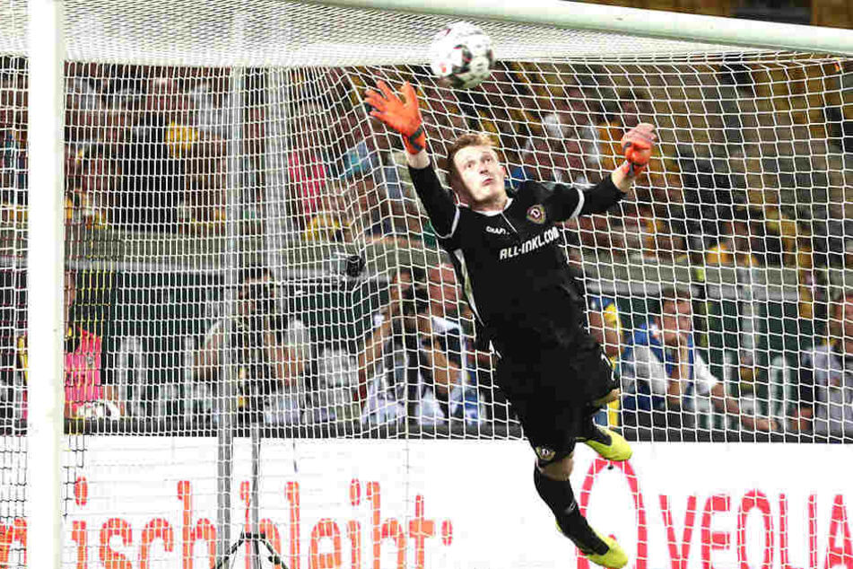 Mit dieser Glanzparade nach dem Freistoß von Duisburgs Kevin Wolze verhinderte Dynamo-Torwart Markus Schubert den Ausgleich.