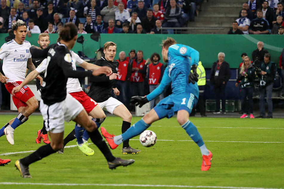 Das 2:1 für RB: Poulsen legt quer auf Forsberg, Janjicic (verdeckt) bekommt den Fuß dazwischen, trifft aber ins eigene Netz.