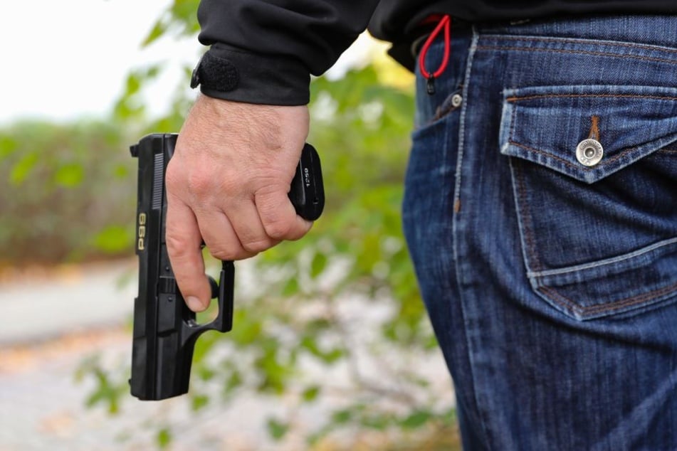 Die mutmaßlichen Täter bedrohten das Pärchen mit einer Pistole. (Symbolbild)
