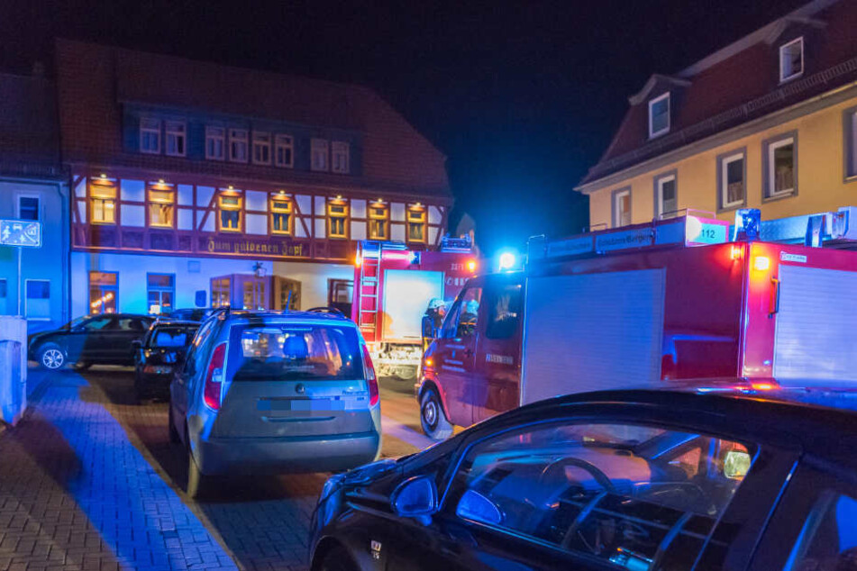 In der engen Gasse war kaum Platz für alle Feuerwehren.