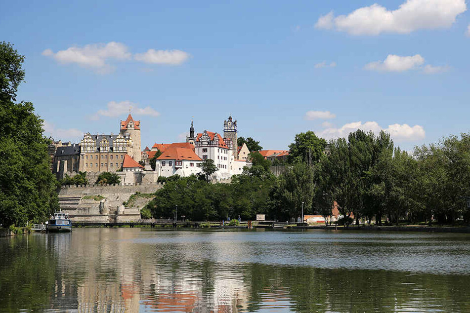 Bernburg an der Saale. Hier sprang der 33-Jährige einfach über die Schlossmauer in den eiskalten Fluss.