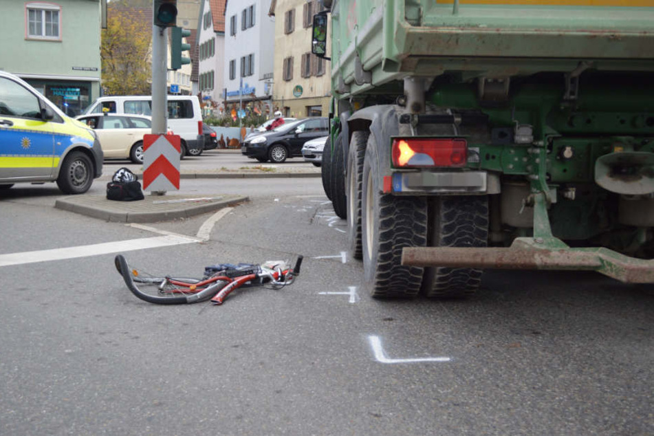 Völlig demoliert liegt das Fahrrad der 78-Jährigen auf der Fahrbahn.