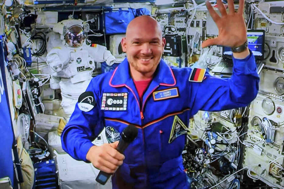 Seit Anfang Juni kreist Astro-Alex an Bord der ISS durchs All. Immer wieder meldet er sich dabei per Liveschalte oder Funkverbindung bei interessierten Erdlingen wie jetzt in Dresden.