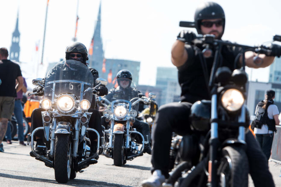 Mit ihren Harley-Maschinen donnern die Herren durch Hamburg.