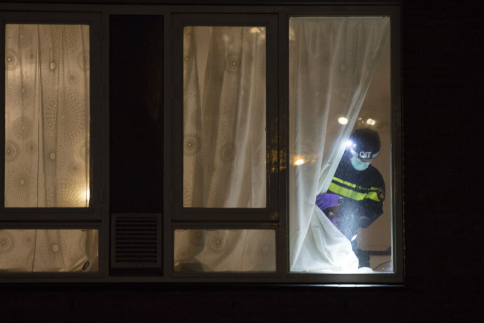 Ein Forensik-Experte sucht nach Hinweisen in einem Haus, in dem der mutmaßliche Schütze von Utrecht verhaftet wurde.