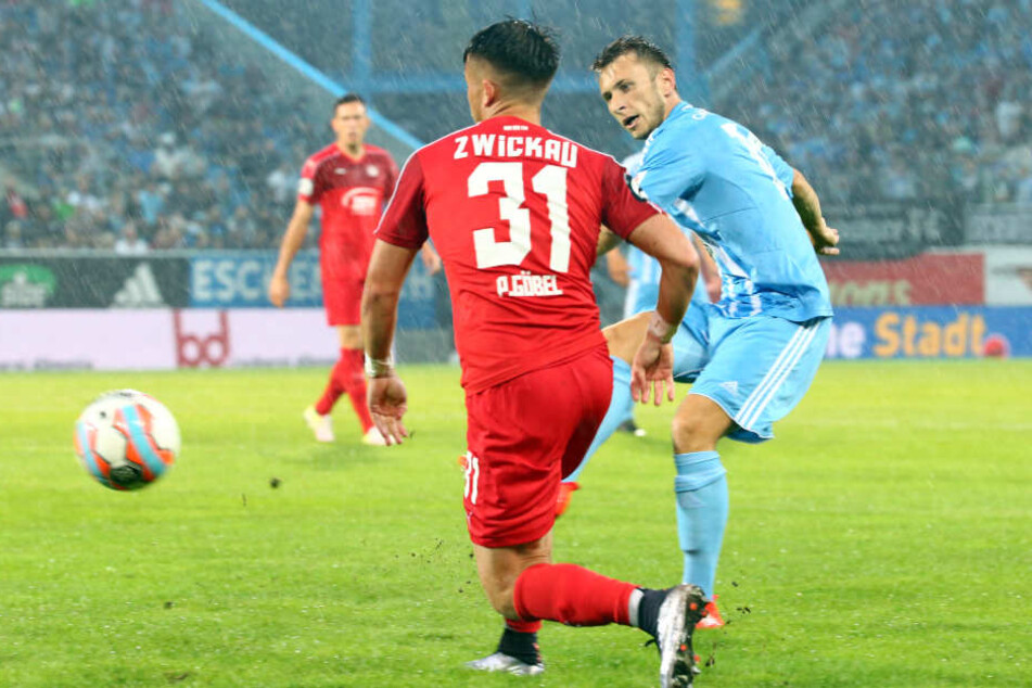 Jan Koch,der in dieser Szene vor dem Zwickauer Patrick Göbel klären kann, feierte im Derby sein Saisondebüt. Der Linksverteidiger ersetzte Dennis Grote.