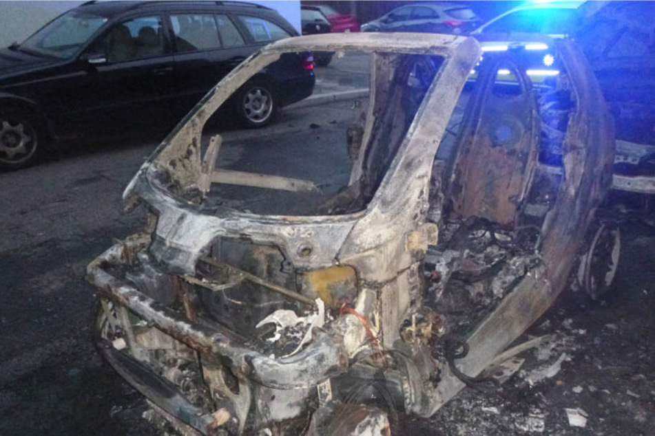 Bislang hat der unbekannte Brandstifter fünf Pkws im Schutz der Dunkelheit angezündet.