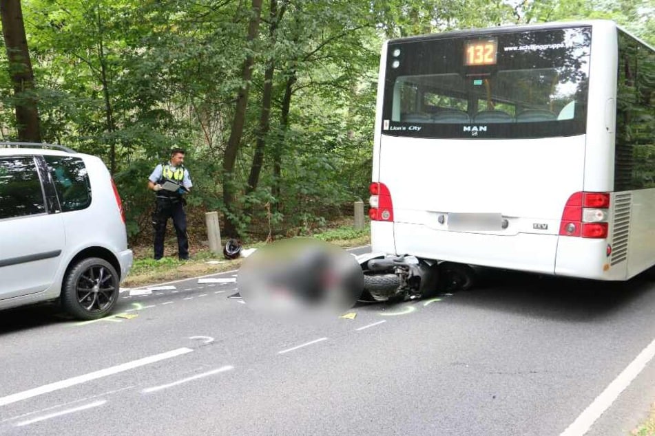 Der Rollerfahrer war zunächst mit dem Bus und dann mit einem Auto im Gegenverkehr kollidiert.