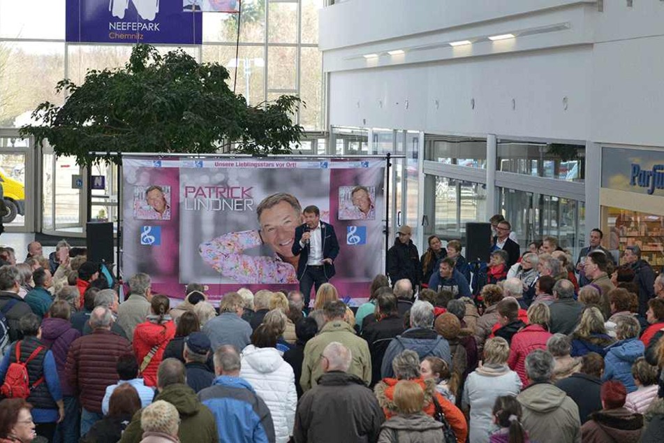 Der Live-Auftritt von Schlagerstar Patrick Lindner (57) lockte Dienstag viele Kunden in den Neefepark. Weitere Künstler folgen.