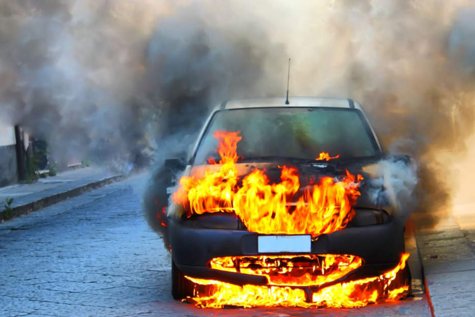 Alle fünf Wagen wurden in der Nähe des Holzhausenparks angezündet (Symbolbild).