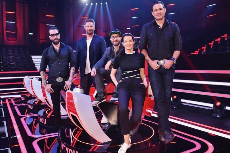 Die "The Voice Senior"-Jury um die The BossHoss-Sänger Alec Völkel (l.) und Sascha Vollmer (r.) sowie Sasha (2.v.l.), Mark Forster (M.) und Yvonne Catterfeld.