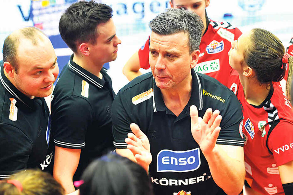 Gute Laune in der Auszeit: Alex Waibl hier mit Co-Trainer Wojciech Paleszniak (l.) und Scout Till Müller, der zum Saisonende aufgehört hat.