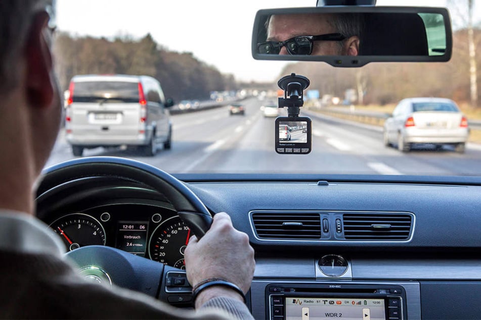 Eine Dashcam, die so den Straßenverkehr aufnimmt, ist in Deutschland nicht erlaubt. Das kann bis zu 300.000 Euro Strafe kosten.