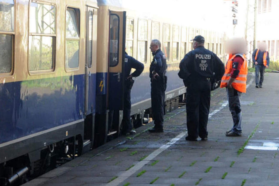 Der Sonderzug wurde von der Polizei auf Spuren untersucht.