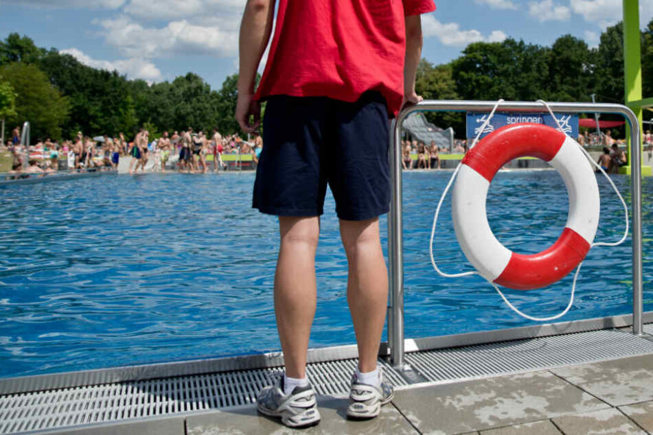 Mehrere Mädchen wurden in dem Schwimmbad belästigt. Die Täter erhielten Hausverbot.(Symbolfoto)