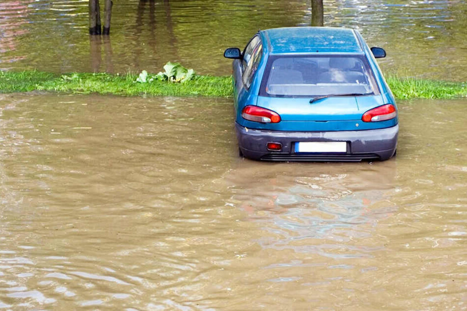 Die 82-Jährige war am Steuer abgelenkt worden und trieb im Fluss. (Symbolbild)