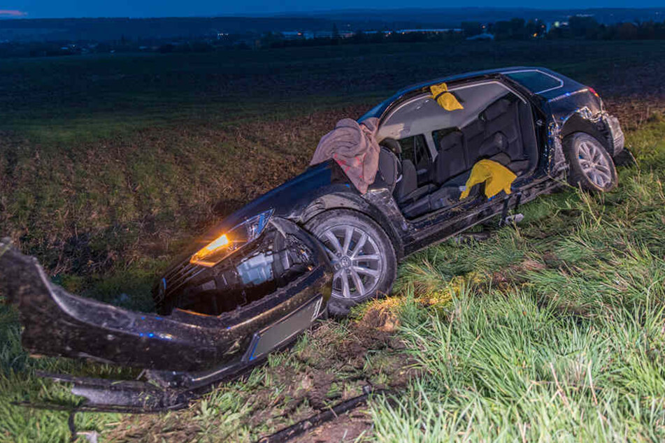 Der VW war nach dem Unfall den Hang hinabgerutscht.